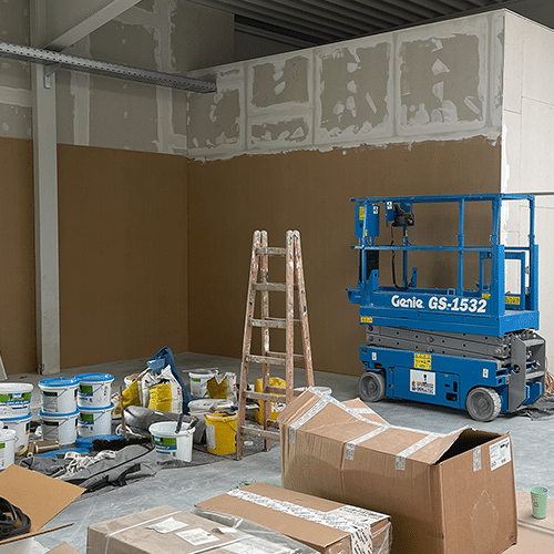 Gewerblicher Trockenbau durch interactive Studio – Innenausbau mit Gipskartonplatten, Spachtelarbeiten und Montagebühne in Freizeit- oder Gewerbeanlage