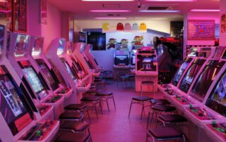 Spielhalle mit Pacman Icons an der Wand