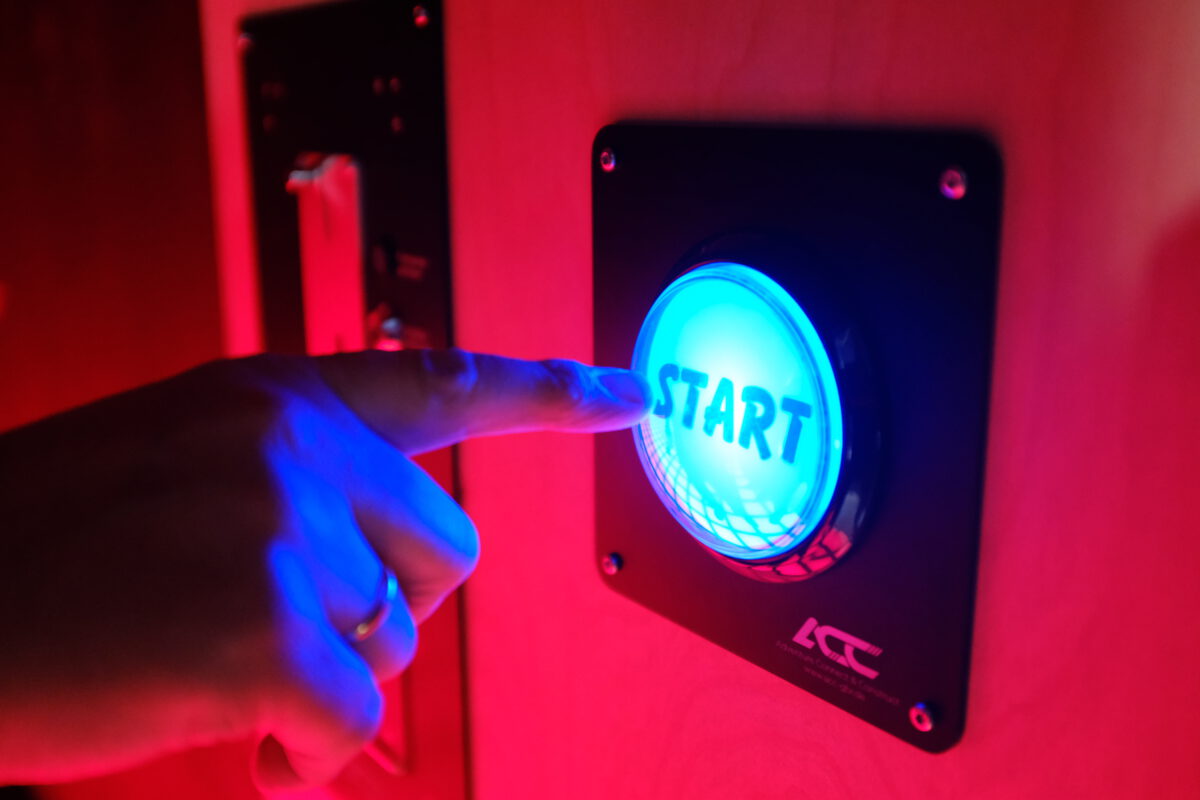 interaktives_Bodenspiel_Muenzeinwurf-1200x800